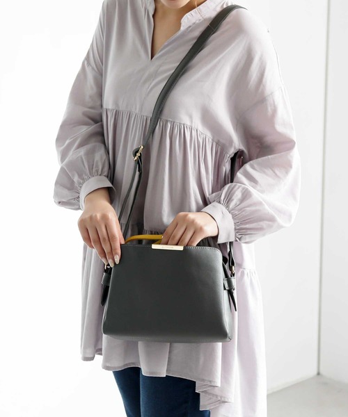 ALTROSE（アルトローズ）の「ショルダーバッグ [シャルナ]（ショルダーバッグ・レディース・ブラック/ベージュ/ネイビー/グレー/ピンク/アイボリー/ライトブルー/ブラック系その他/ワイン/ライトグレー/ライトパープル/カーキ/ブラウン/ライトベージュ/ダークネイビー/キャメル/ダークグリーン/スミクロ・FREE）」の4枚目の写真