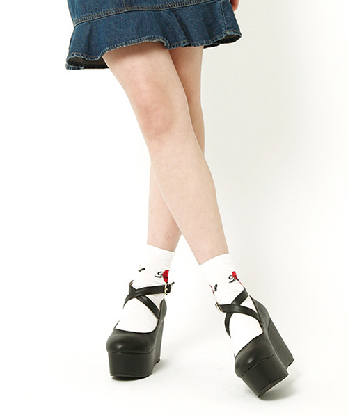 WEGO（ウィゴー）の「WEGO/クロスウェッジパンプス（パンプス・レディース・ホワイト/ブラック/レッド・24.5/23.5）」の3枚目の写真