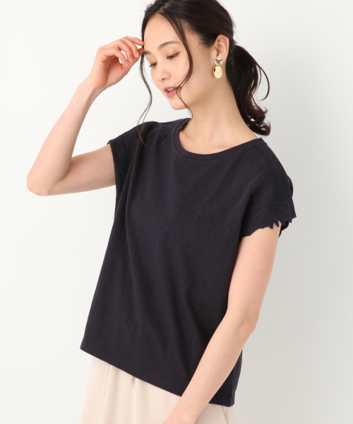 GLOBAL WORK(グローバルワーク)の「ソデカットシシュウ半袖/832838(Tシャツ/カットソー・レディース・ブラック/ホワイト/ネイビー/ブラウン・LARGE/MEDIUM)」の4枚目の写真