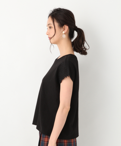 GLOBAL WORK(グローバルワーク)の「ソデカットシシュウ半袖/832838(Tシャツ/カットソー・レディース・ブラック/ホワイト/ネイビー/ブラウン・LARGE/MEDIUM)」の5枚目の写真