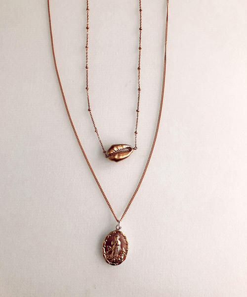 FLAG by ALEXIA STAM（フラッグバイアリシアスタン）の「Short Gold Hem Maria Necklace/ショートゴールドヘムマリアネックレス（ネックレス・レディース・ゴールド・FREE）」の7枚目の写真