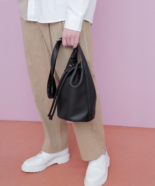 EMMA CLOTHES（エマクローズ）の「ヴィーガンレザー巾着ショルダーバッグ(EMMA CLOTHES)（ショルダーバッグ・メンズ・チャコールグレー/ブラック・FREE）」の6枚目の写真