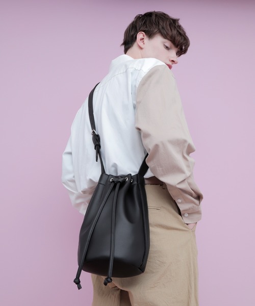 EMMA CLOTHES（エマクローズ）の「ヴィーガンレザー巾着ショルダーバッグ(EMMA CLOTHES)（ショルダーバッグ・メンズ・チャコールグレー/ブラック・FREE）」の3枚目の写真