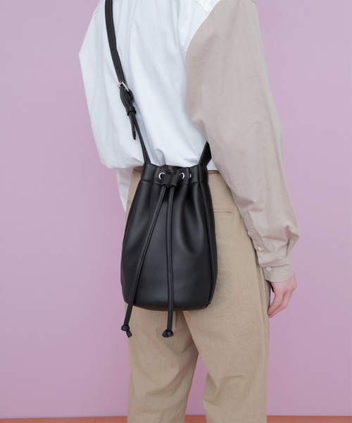 EMMA CLOTHES（エマクローズ）の「ヴィーガンレザー巾着ショルダーバッグ(EMMA CLOTHES)（ショルダーバッグ・メンズ・チャコールグレー/ブラック・FREE）」の4枚目の写真