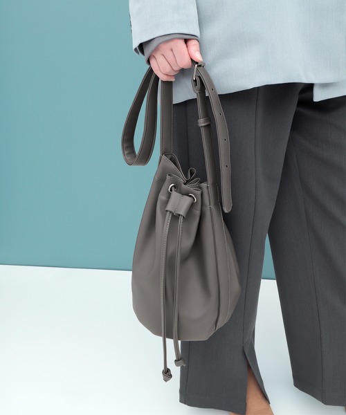 EMMA CLOTHES（エマクローズ）の「ヴィーガンレザー巾着ショルダーバッグ(EMMA CLOTHES)（ショルダーバッグ・メンズ・チャコールグレー/ブラック・FREE）」の15枚目の写真