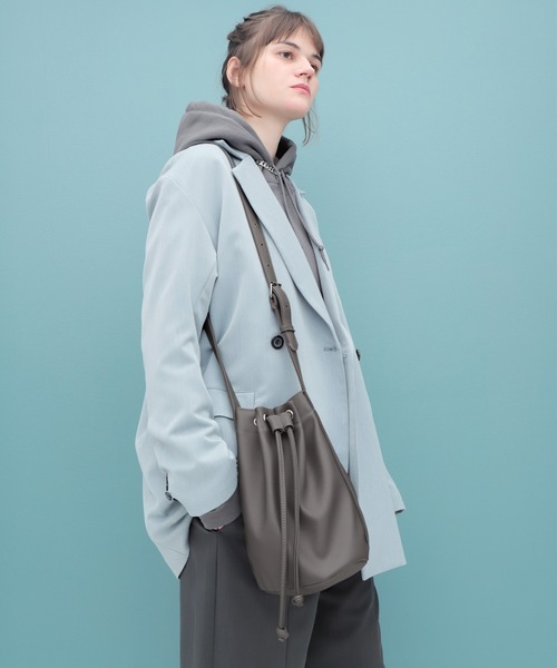 EMMA CLOTHES（エマクローズ）の「ヴィーガンレザー巾着ショルダーバッグ(EMMA CLOTHES)（ショルダーバッグ・メンズ・チャコールグレー/ブラック・FREE）」の16枚目の写真