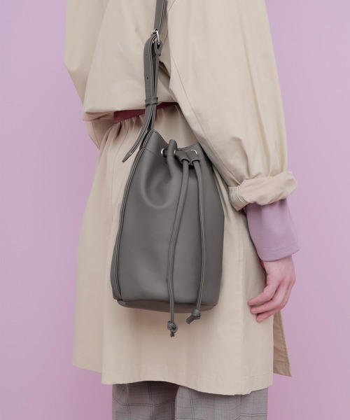 EMMA CLOTHES（エマクローズ）の「ヴィーガンレザー巾着ショルダーバッグ(EMMA CLOTHES)（ショルダーバッグ・メンズ・チャコールグレー/ブラック・FREE）」の10枚目の写真