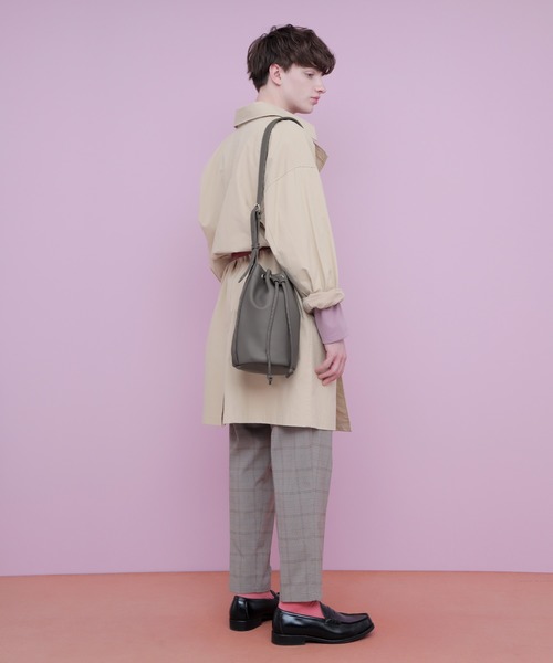 EMMA CLOTHES（エマクローズ）の「ヴィーガンレザー巾着ショルダーバッグ(EMMA CLOTHES)（ショルダーバッグ・メンズ・チャコールグレー/ブラック・FREE）」の11枚目の写真