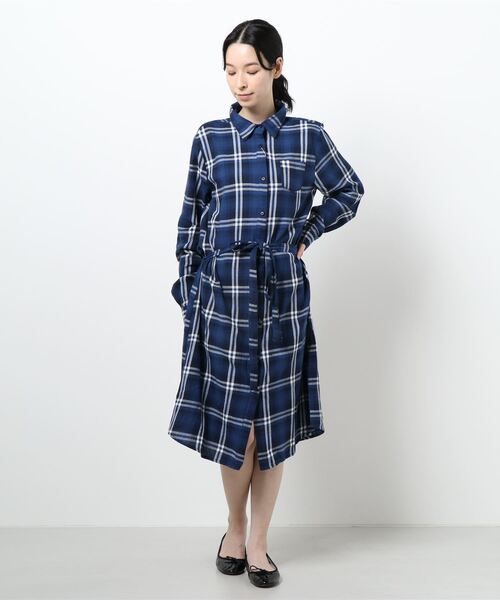 OUTDOOR PRODUCTS APPAREL(アウトドアプロダクツアパレル)の「チェックロングシャツワンピース ゆるっとしたシルエット 前を開けて羽織りとしても使える万能アイテム 2WAY仕様(ワンピース・レディース・ブラウン/レッド/ブルー・MEDIUM/LARGE)」の2枚目の写真