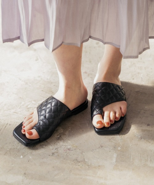 PAGEBOY（ページボーイ）の「キルトトングサンダル（サンダル・レディース・ブラック/グレイッシュベージュ・MEDIUM/LARGE）」の12枚目の写真