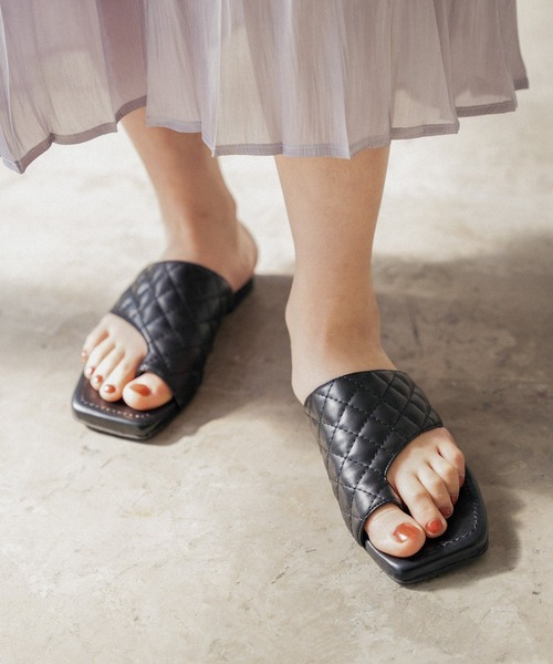 PAGEBOY（ページボーイ）の「キルトトングサンダル（サンダル・レディース・ブラック/グレイッシュベージュ・MEDIUM/LARGE）」の13枚目の写真