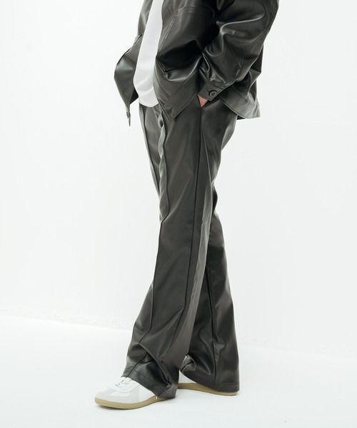 NILWAY(ニルウェイ)の「PUレザー センタープリーツ ソフト フレアパンツ(その他パンツ・メンズ・グレイッシュベージュ/ミント/ブラック・LARGE/MEDIUM)」の4枚目の写真