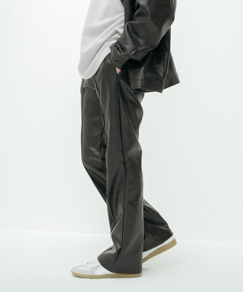 NILWAY(ニルウェイ)の「PUレザー センタープリーツ ソフト フレアパンツ(その他パンツ・メンズ・グレイッシュベージュ/ミント/ブラック・LARGE/MEDIUM)」の15枚目の写真