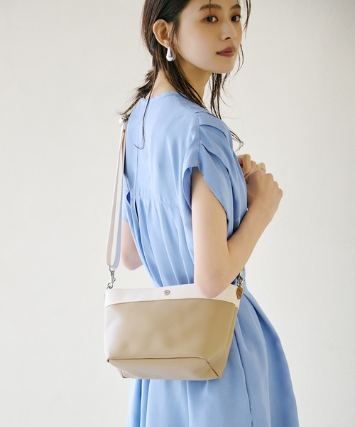 Breath TOPKAPI(ブレストプカピ)の「【VERY 10月号掲載】【Breath TOPKAPI /ブレス トプカピ】【撥水】リプル 舟形 ショルダー バッグ(ショルダーバッグ・レディース・グレイッシュベージュ/ライトベージュ/ブラック/カーキブラウン/チャコールグレー/オフホワイト/ベージュ系その他2/クリーム/ベージュ系/グリーン系その他/ベージュ系その他/アイボリー/ピンク/イエロー/オレンジ/ベージュ系その他3・FREE)」の11枚目の写真