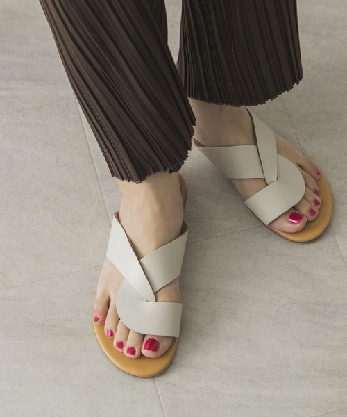 eness（エネス）の「ENESS　フラットクロスサンダル（サンダル・レディース・アイボリー/ブラウン系その他・38/37）」の3枚目の写真