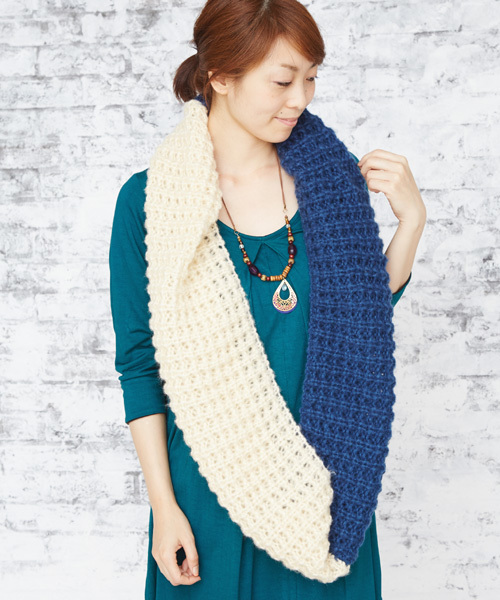 チャイハネ（チャイハネ）の「【チャイハネ】バイカラーツートスヌード（ストール/ショール・レディース・オレンジ/ブラック/ブルー/ベージュ/ライトパープル/パープル/レッド/ホワイト/イエロー・FREE）」の2枚目の写真