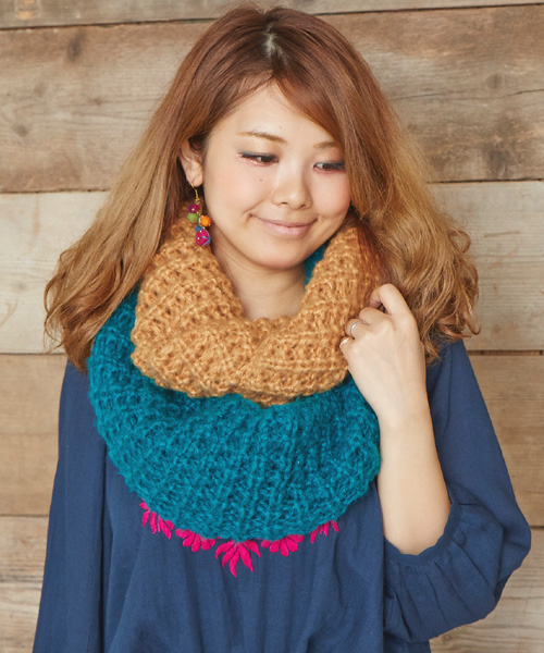 チャイハネ（チャイハネ）の「【チャイハネ】バイカラーツートスヌード（ストール/ショール・レディース・オレンジ/ブラック/ブルー/ベージュ/ライトパープル/パープル/レッド/ホワイト/イエロー・FREE）」の8枚目の写真