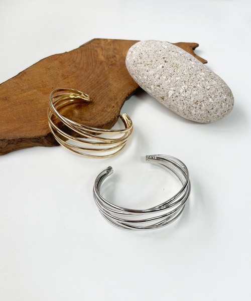 CEMONEMO(セモネモ)の「ダブルクロス ワイド メタルバングル(バングル/リストバンド・レディース・シルバー/ゴールド・FREE)」の3枚目の写真