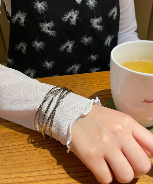 CEMONEMO(セモネモ)の「ダブルクロス ワイド メタルバングル(バングル/リストバンド・レディース・シルバー/ゴールド・FREE)」の5枚目の写真