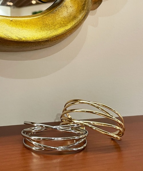 CEMONEMO(セモネモ)の「ダブルクロス ワイド メタルバングル(バングル/リストバンド・レディース・シルバー/ゴールド・FREE)」の6枚目の写真