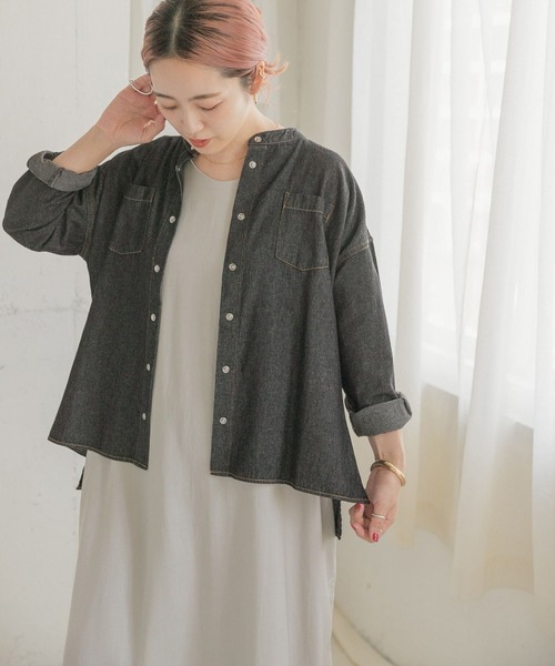ITEMS URBANRESEARCH（アイテムズ アーバンリサーチ）の「バンドカラーデニムシャツ（シャツ/ブラウス・レディース・ブラック/ブルー/ライトブルー・FREE）」の2枚目の写真