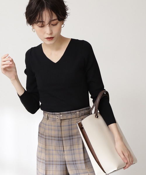 N.（N. Natural Beauty Basic）（エヌエヌナチュラルビューティーベーシック）の「【追加生産】◆総針Ｖネックニット（ニット/セーター・レディース・オフホワイト/ブラック/モカ/ベージュ/ピンク系その他/グリーン系その他2・MEDIUM）」の3枚目の写真