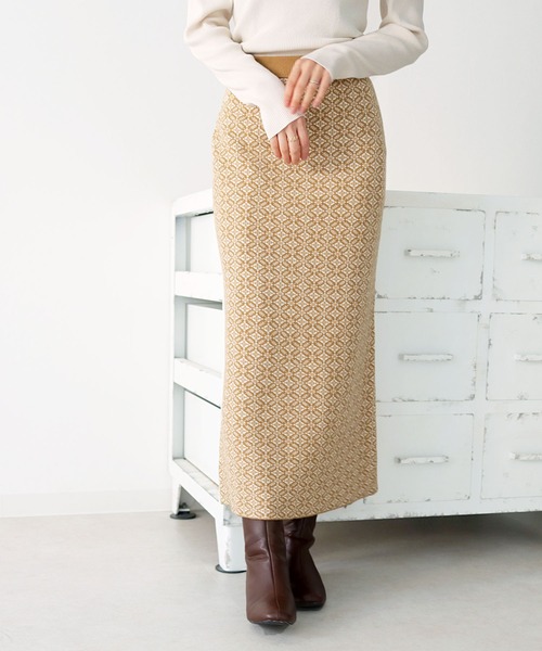 HER CLOSET(ハークローゼット)の「【TwentyThree】フラワー柄ジャガードニットスカート(スカート・レディース・ブラック/モカ/マスタード・FREE)」の1枚目の写真
