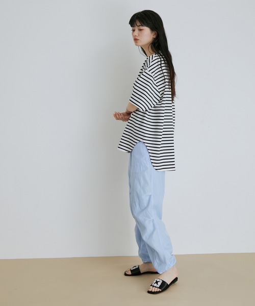 ADAM ET ROPE'(アダムエロペ)の「【WEB限定】ルーズシルエットTシャツ(Tシャツ/カットソー・レディース・ブラック/ホワイト/ホワイト系その他/サックスブルー・FREE)」の6枚目の写真