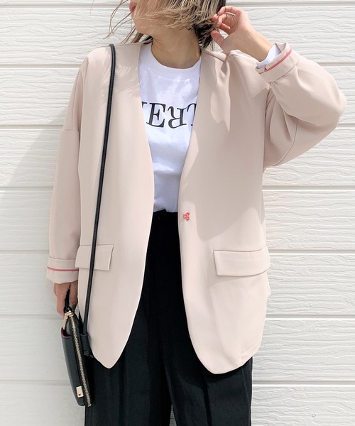 Q(キュー)の「ストレッチツイル着流しジャケット(ノーカラージャケット・レディース・ベージュ/ネイビー・MEDIUM)」の1枚目の写真