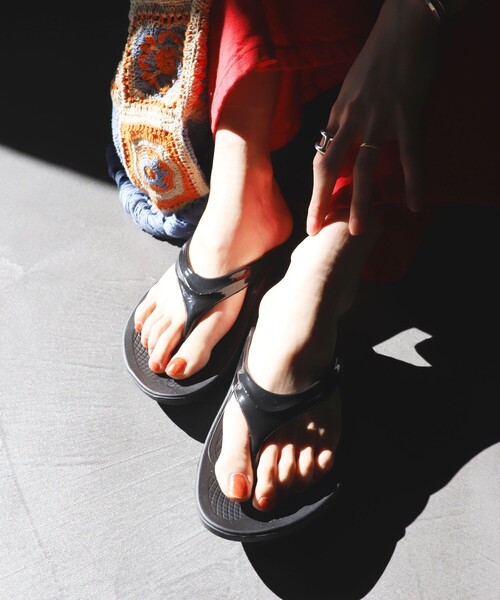 FREAK'S STORE（フリークスストア）の「OOFOS/ウーフォス OOlala/ウーララー（サンダル・レディース・グレー/ベージュ/ブラック・23/24/25）」の2枚目の写真