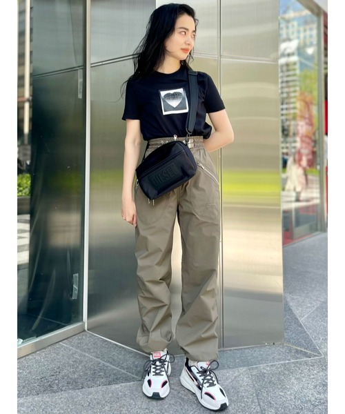 DIESEL（ディーゼル）の「レディース Tシャツ クルーネック 半袖 レギュラーフィット（Tシャツ/カットソー・レディース・ホワイト/ブラック・SMALL/MEDIUM/LARGE/X-SMALL）」の19枚目の写真