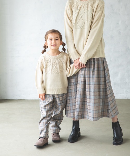 pairmanon(ペアマノン)の「【かぞくおそろい】ケーブル編みニットプルオーバー(ニット/セーター・キッズ・ベージュ/ピンク/アイボリー/ライトイエロー/チャコール/ブルー系その他3・90/100/110/120/130/140/150)」の2枚目の写真