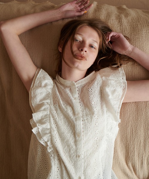 natural couture(ナチュラルクチュール)の「WEB限定カラーあり/コットンレースラッフルスリーブブラウス(シャツ/ブラウス・レディース・ブラック/ブラウン/オフホワイト/サックスブルー/グリーン・FREE)」の2枚目の写真