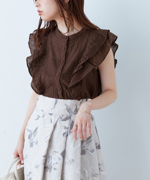 natural couture(ナチュラルクチュール)の「WEB限定カラーあり/コットンレースラッフルスリーブブラウス(シャツ/ブラウス・レディース・ブラック/ブラウン/オフホワイト/サックスブルー/グリーン・FREE)」の16枚目の写真