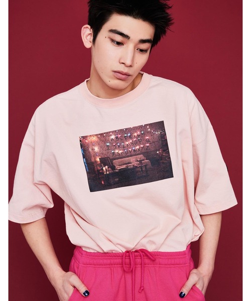 Little sunny bite（リトルサニーバイト）の「STRANGER THINGS × little sunny bite Photo big tee（Tシャツ/カットソー・メンズ・ホワイト/ブラック/ピンク・SMALL/MEDIUM）」の10枚目の写真