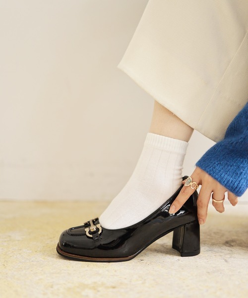 SESTO(セスト)の「ビット付きフレアヒールパンプス(パンプス・レディース・ブラック/ブラウン/ブラック系その他・22.5cm/23.5cm/24.5cm/23.0cm/24.0cm/25.0cm)」の1枚目の写真