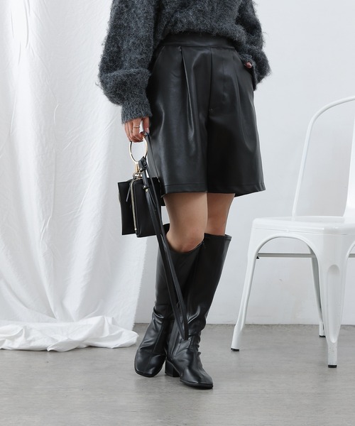 COLONY 2139（コロニートゥーワンスリーナイン）の「フェイクレザーショートパンツ（その他パンツ・レディース・ブラック/ベージュ・FREE）」の4枚目の写真