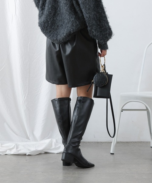 COLONY 2139（コロニートゥーワンスリーナイン）の「フェイクレザーショートパンツ（その他パンツ・レディース・ブラック/ベージュ・FREE）」の5枚目の写真