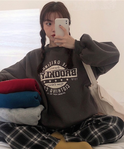 BASQUE magenta(バスクマゼンタ)の「ビッグシルエット カレッジロゴ プルオーバースウェット(スウェット・レディース・ブラック/グレー/ブルー/レッド/グリーン/イエロー・FREE)」の20枚目の写真