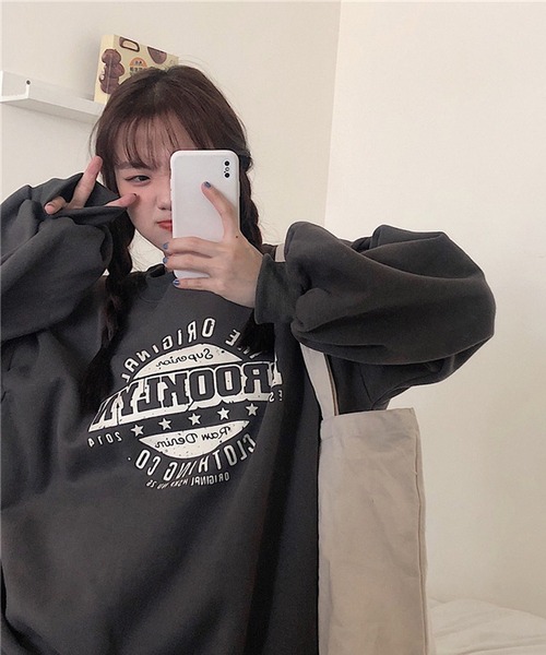 BASQUE magenta(バスクマゼンタ)の「ビッグシルエット カレッジロゴ プルオーバースウェット(スウェット・レディース・ブラック/グレー/ブルー/レッド/グリーン/イエロー・FREE)」の7枚目の写真