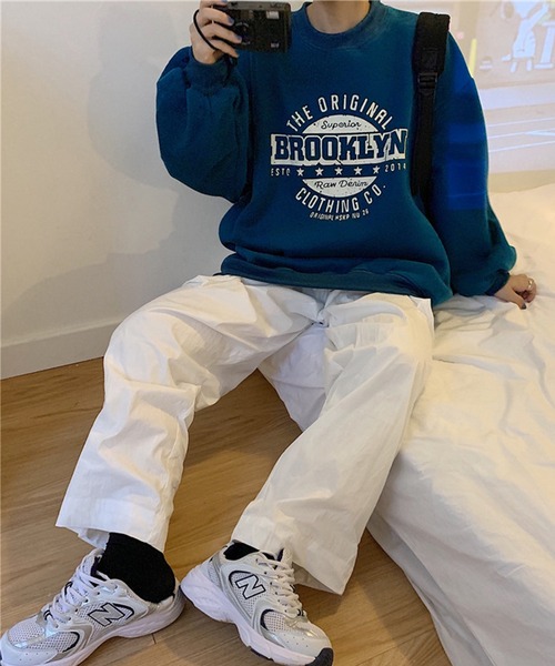 BASQUE magenta(バスクマゼンタ)の「ビッグシルエット カレッジロゴ プルオーバースウェット(スウェット・レディース・ブラック/グレー/ブルー/レッド/グリーン/イエロー・FREE)」の16枚目の写真