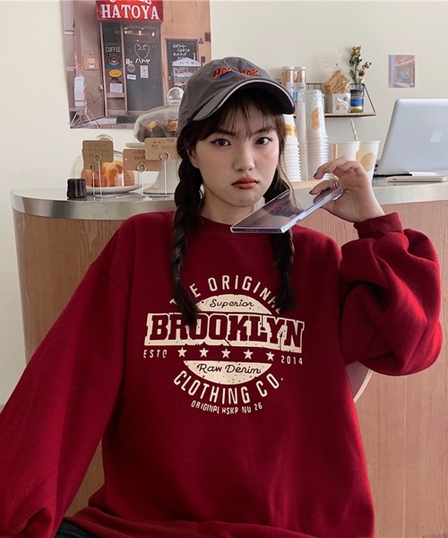 BASQUE magenta(バスクマゼンタ)の「ビッグシルエット カレッジロゴ プルオーバースウェット(スウェット・レディース・ブラック/グレー/ブルー/レッド/グリーン/イエロー・FREE)」の10枚目の写真