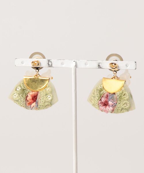 tone(トーン)の「【RosraiE】フラワー インド刺繍リボン ピアス(グリーン)(MA)(ピアス(両耳用)・レディース・ゴールド・FREE)」の2枚目の写真