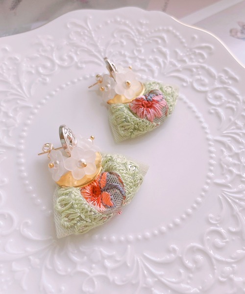 tone(トーン)の「【RosraiE】フラワー インド刺繍リボン ピアス(グリーン)(MA)(ピアス(両耳用)・レディース・ゴールド・FREE)」の4枚目の写真