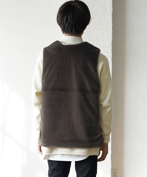 MinoriTY（マイノリティ）の「【MinoriTY】フェイクファーベスト ボアベスト オーバーサイズ ルーズサイズ メンズ 春服 冬服 レイヤードアイテム（ベスト・メンズ・ブラウン/ブラック・L/M）」の6枚目の写真