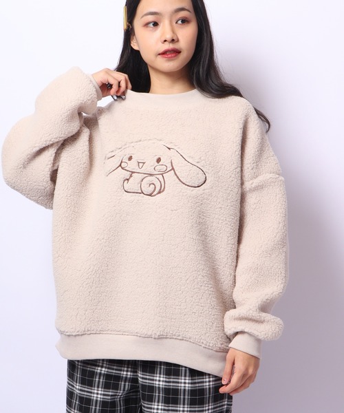 sanrio（サンリオ）の「sanrio クロミ ポチャッコ ハローキティ シナモロール ボア トレーナー（スウェット・レディース・カーキ系/ネイビー/ホワイト系その他/ホワイト系その他3/カーキ/アイボリー/ホワイト系その他2/ネイビー系・L/M）」の5枚目の写真
