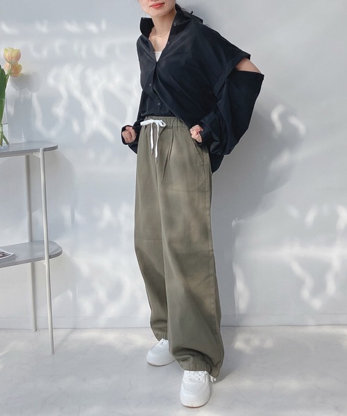 AS KNOW AS plus(アズノゥアズプラス)の「○肩あき マルチWAY ビッグシャツ(シャツ/ブラウス・レディース・オフホワイト/ブラック/ブルー・FREE)」の21枚目の写真