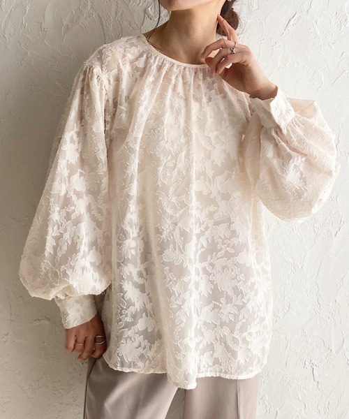 She's Closet(シーズクローゼット)の「ボリュームスリーブ長袖花柄シアージャガードブラウス(シャツ/ブラウス・レディース・アイボリー/ブラック/パープル・FREE)」の2枚目の写真