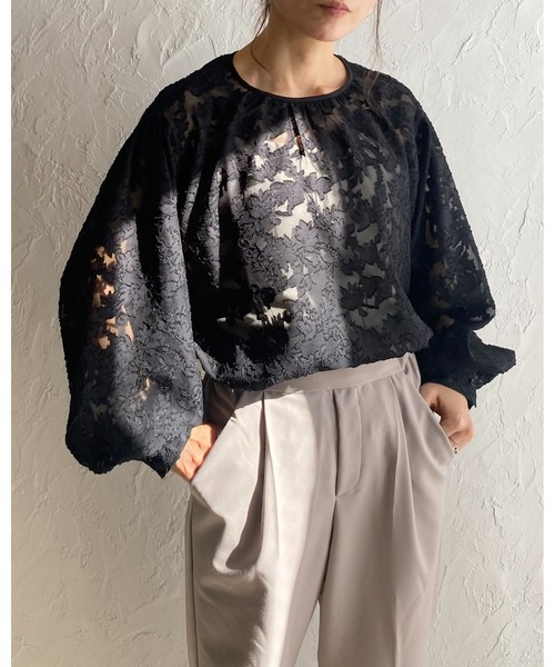 She's Closet(シーズクローゼット)の「ボリュームスリーブ長袖花柄シアージャガードブラウス(シャツ/ブラウス・レディース・アイボリー/ブラック/パープル・FREE)」の6枚目の写真
