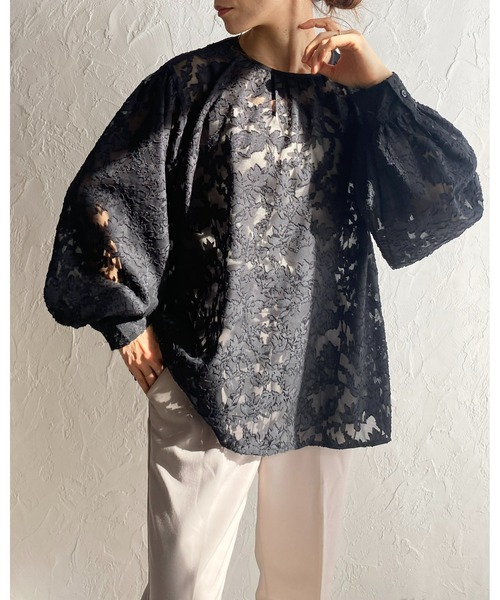She's Closet(シーズクローゼット)の「ボリュームスリーブ長袖花柄シアージャガードブラウス(シャツ/ブラウス・レディース・アイボリー/ブラック/パープル・FREE)」の13枚目の写真